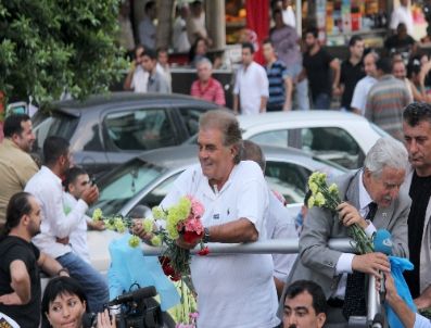 NURİ ALÇO - Sinemanın Yıldızları `sevgi Korteji` İle Halkla Buluştu