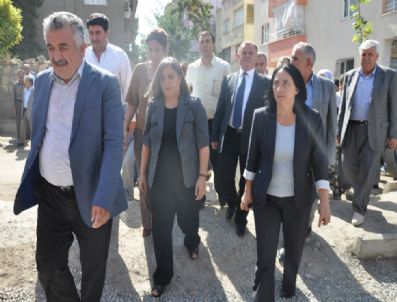 ALTAN TAN - Teröristlerin Öldürdüğü Genç Kızın Babası Bdp`lileri Karşılamamak İçin Taziye Çadırını Terk Etti