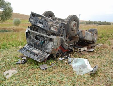 Tır Devrildi, 3 Kişi Yaralandı