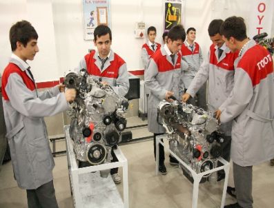 ORHAN ÖZER - Toyota Türkiye, Meslek Lisesine 2 Yeni Otomobil Verdi