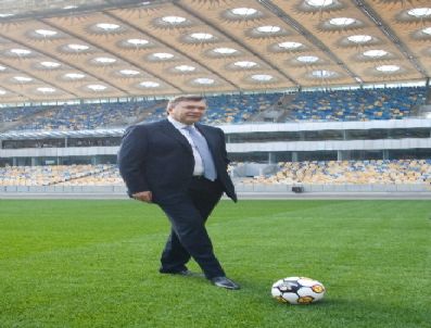 Ukrayna Lideri, Euro 2012 Öncesi Top Koşturdu