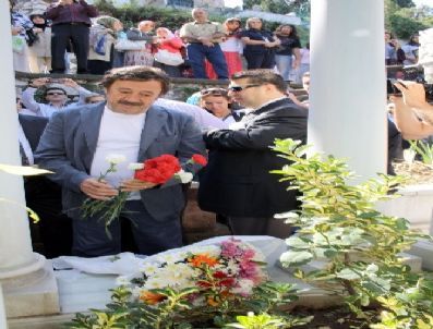 Zeki Müren, Ölümünün 15. Yıldönümünde Kabri Başında Anıldı