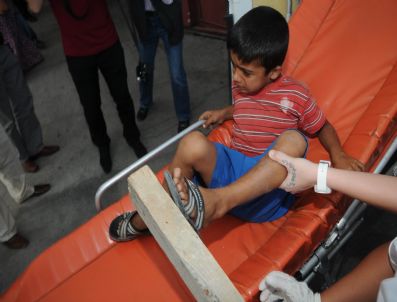 Hastaneye Ayağında Çivili Tahtayla Getirildi