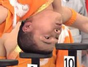 Kafasını zıplamak için kullanıyor