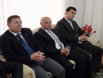 BAHARLAR - Milletvekillerinden Teröristlerce Kaçırılan Öğretmenin Ailesine Ziyaret