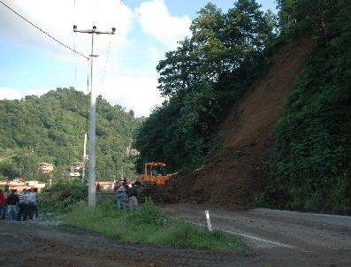 SEYFULLAH HACıMÜFTÜOĞLU - Rize`de Heyelan