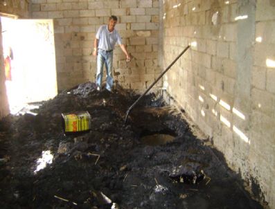 İKIKÖPRÜ - Batman`da Bir Ahırda Petrol Fışkırdı