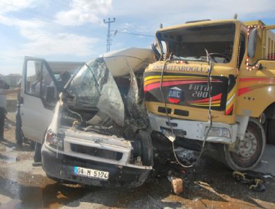 Kamyon İle Öğrenci Servisi Çarpıştı: 5 Yaralı