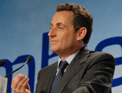 Fransa'da Sarkozy'e tarihi yenilgi