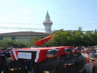 HÜLYA GÜVEN - Şehidi Son Yolculuğuna Eşi ve Kızları Uğurladı