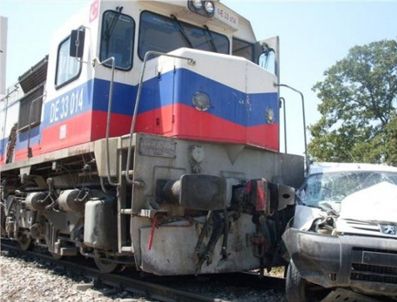 Yük treni otomobile çarptı: 1 ölü
