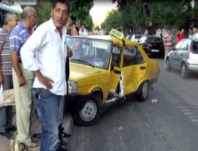 Çanakkale`de 4 Aracın Karıştığı Trafik Kazası Mobese`de