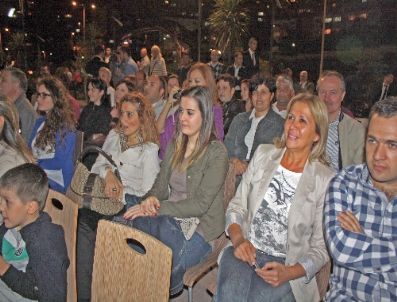 Doktorlar ve Sağlık Çalışanlarının Oluşturduğu Korodan Müzik Ziyafeti Sundu