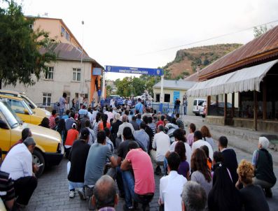 KENAN ÇETIN - Emniyet Müdürlüğü Önünde Oturma Eylemi