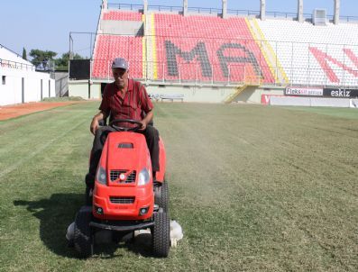 Manisa 19 Mayıs Stadyumu Çim Zemini Bakıma Alındı