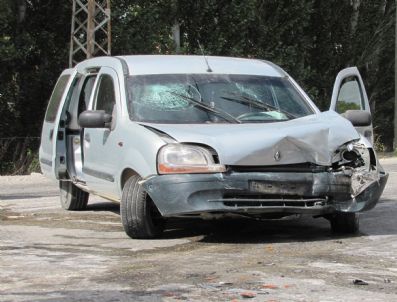 Otomobil Beton Mikserine Çarptı: 3 Yaralı