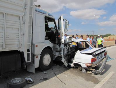 Otomobil Kamyonla Çarpıştı: 1 Ölü, 7 Yaralı