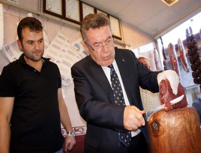 YUSUF ZİYA ÖZCAN - Yök Başkanı Özcan Pastırma Kesti