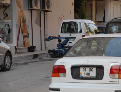 ABİDİN DİNO - Adana`da Şüpheli Çanta Paniği