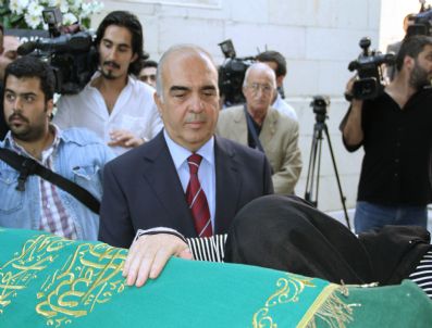 UĞUR YIĞIT - Özel İzinle Cezaevinden Çıkan Tutuklu Koramiral Cora, Ağabeyinin Cenaze Törenine Katıldı