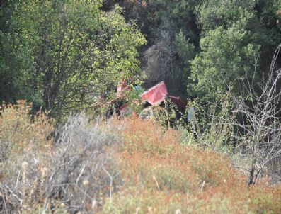 DURMUŞ GENCER - Tarım İşçilerini Taşıyan Araç Şarampole Uçtu: 14 Yaralı