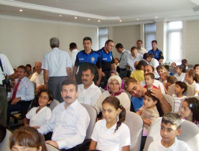 Tarsus`ta 450 Öğrenciye Kırtasiye Yardımı