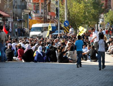 Yüksekova`da Oturma Eylemi
