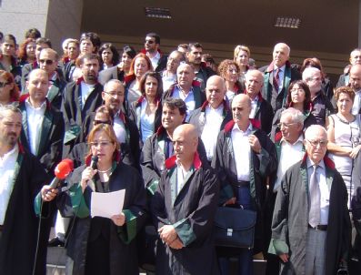 İZMIR BAROSU - Adliye Önünde Alkışlı Protesto
