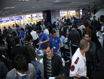 İzmit`te Teknoloji Mağazası Önünde İndirim Kuyruğu