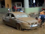 Rize'de çamur altında kalan araçlar kurtarıldı