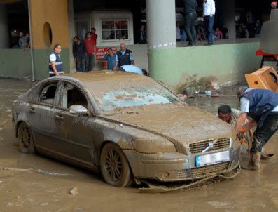 Rize'de çamur altında kalan araçlar kurtarıldı