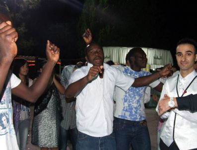 Siyahi Futbolculardan Çiftetelli Show