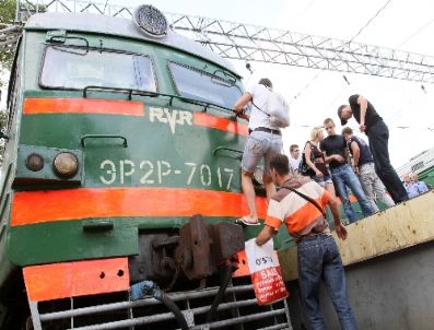 Trenin Çatısında Yolculuk Çılgınlığı Ölümle Bitti