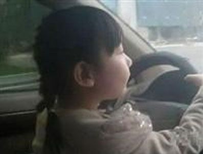 4 yaşında direksiyon başında!