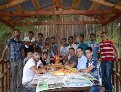 Ak Parti’den Askere Gidecek Gençlere Moral Yemeği