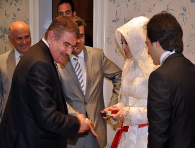 Bakan Şahin, Düğünden Düğüne Koştu