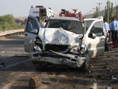 HACıMUSLU - Çankırı`da Trafik Kazası: 2 Ölü, 2 Yaralı