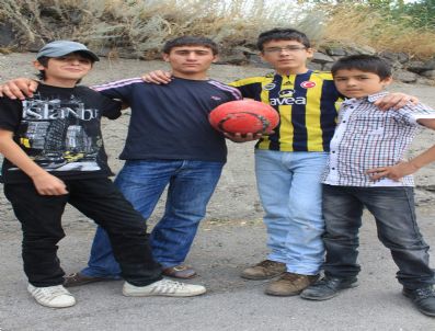 Erzurumlu Çocukların Afganlı Çocuklarla Dostluk Maçı