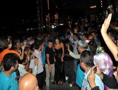 Funda Arar`a Dokunmak İçin Yarıştılar