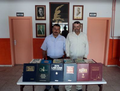 Okul Kütüphanesine Kitaplarını Bağışladı