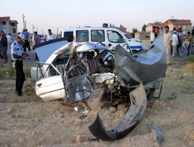 HÜSEYIN AVCı - Otomobille Minibüs Çarpıştı: 1 Ölü, 4 Yaralı