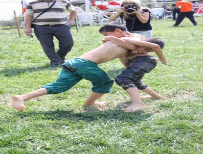 ALI BEKTAŞ - Rakibine Yenilen Küçük Pehlivan Gözyaşlarını Tutamadı