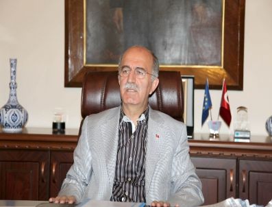 Vali Harput: Bel Fıtığı Ameliyatımdan Dolayı Galoşu Görevli Giydirdi