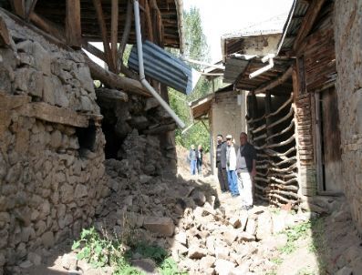 Artçı Depremler Köylüyü Endişelendirdi