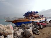 Fırtınada Kayalıklara Çarpan Tur Teknesi Yan Yattı