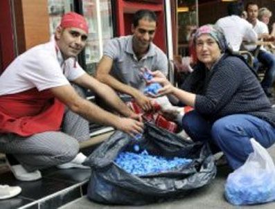 Oğlu için çöplerden kapak topladı