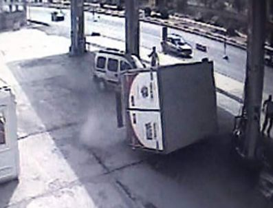 (özel Haber) Facianın Kıl Payı Atlatıldığı Kazada Kamyonet Petrol İstasyonuna Böyle Daldı