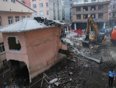 Rize’de Dere Yatağı Üzerindeki Binalar Yıkılıyor