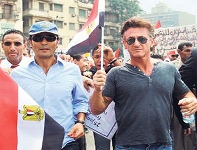 EL AHRAM - Sean Penn Tahrir Meydanı'nda protestoya katıldı