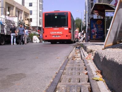 AHMET PIRIŞTINA - Şehir Merkezindeki Mazgallar Yaya ve Araç Trafiğini Tehlikeye Düşürüyor